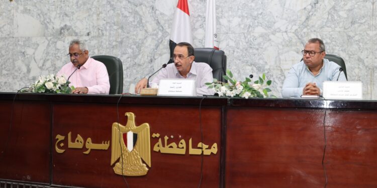 «لا تعطيل لطلبات المواطنين».. محافظ سوهاج يوجه بتسريع منظومة التقنين