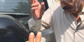 خلال جولته بأخميم.. محافظ سوهاج يوقف موكبه للاستماع لشكوى سيدة: «بيتي اتهد وظروفي قاسية»