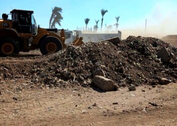 سوهاج تواصل حملات النظافة.. رفع 250 طن مخلفات بقرية إدفا