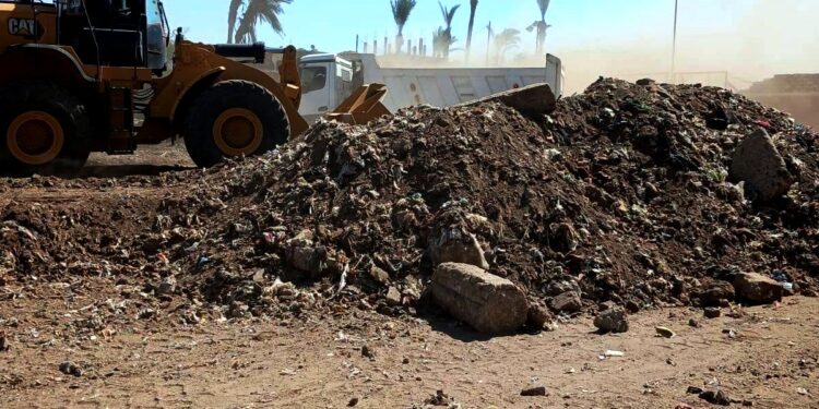 سوهاج تواصل حملات النظافة.. رفع 250 طن مخلفات بقرية إدفا