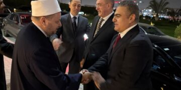 المستشار أحمد عبد العزيز برفقة المستشار محمد شعيشع يقدمان واجب العزاء في وفاة المستشار أحمد الزند