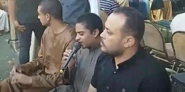 في مشهد إنساني.. شيخ يتلو القرآن في عزاء صديق والده بعد رحيله داخل عزاء صديقه ببني سويف