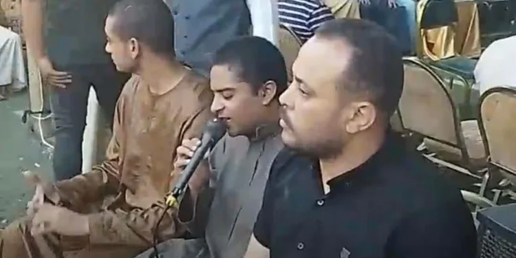في مشهد إنساني.. شيخ يتلو القرآن في عزاء صديق والده بعد رحيله داخل عزاء صديقه ببني سويف