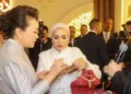 السيدة انتصار السيسي تنشر فيديو استقبال قرينة الرئيس الصيني في قصر الاتحادية