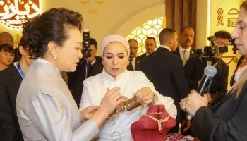 السيدة انتصار السيسي تنشر فيديو استقبال قرينة الرئيس الصيني في قصر الاتحادية