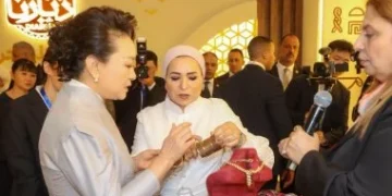 السيدة انتصار السيسي تنشر فيديو استقبال قرينة الرئيس الصيني في قصر الاتحادية