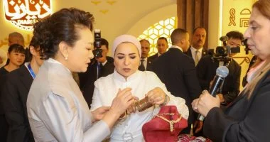 السيدة انتصار السيسي تنشر فيديو استقبال قرينة الرئيس الصيني في قصر الاتحادية