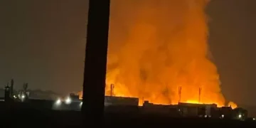 حريق داخل مصنع كرتون أمام هابي مول بالقرب من سوق العبور (صور)