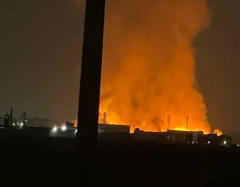 حريق داخل مصنع كرتون أمام هابي مول بالقرب من سوق العبور (صور)
