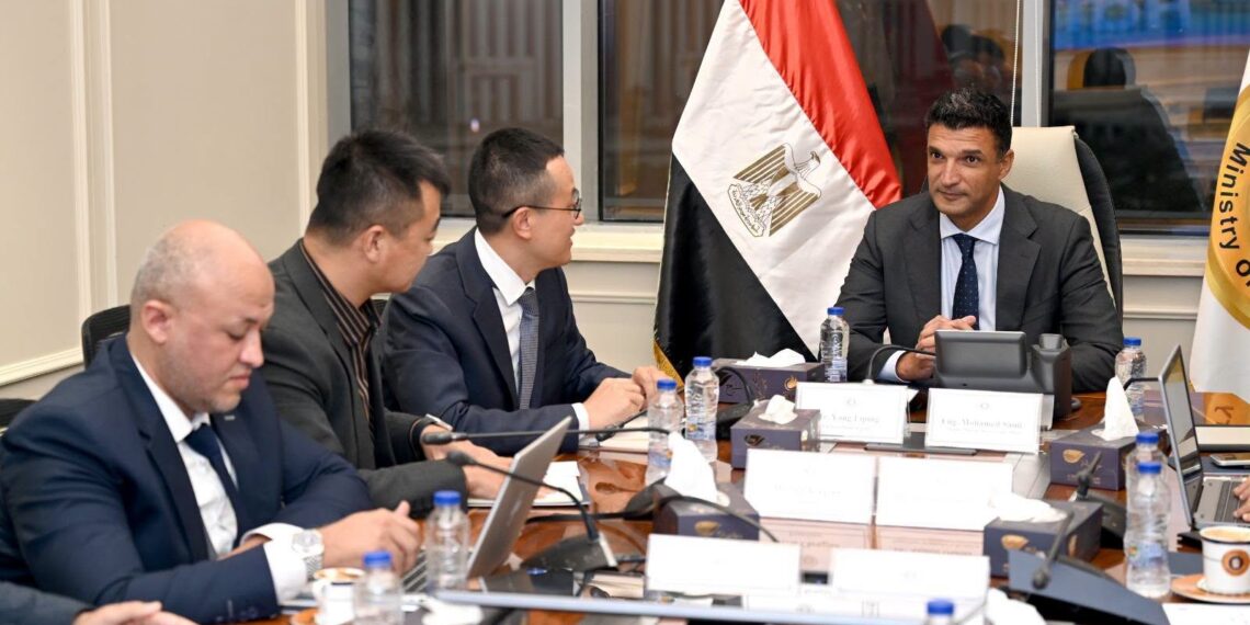 المهندس خالد هاشم وزير الصناعة وجانب من الاجتماع