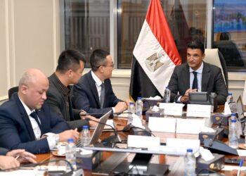المهندس خالد هاشم وزير الصناعة وجانب من الاجتماع