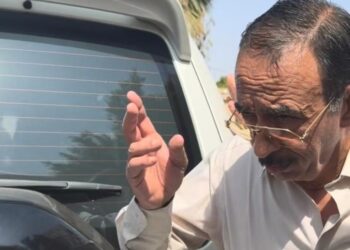 خلال جولته بأخميم.. محافظ سوهاج يوقف موكبه للاستماع لشكوى سيدة: «بيتي اتهد وظروفي قاسية»