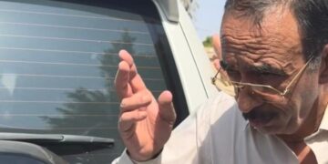 خلال جولته بأخميم.. محافظ سوهاج يوقف موكبه للاستماع لشكوى سيدة: «بيتي اتهد وظروفي قاسية»