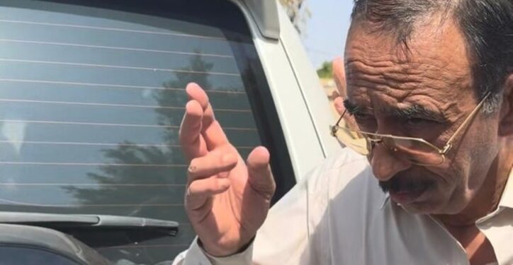 خلال جولته بأخميم.. محافظ سوهاج يوقف موكبه للاستماع لشكوى سيدة: «بيتي اتهد وظروفي قاسية»