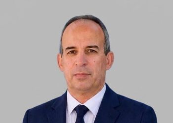 اختلال توازن أثناء العمل.. إصابة عامل إثر سقوطه من أعلى سقالة في طما بسوهاج