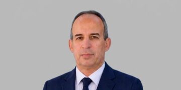 اختلال توازن أثناء العمل.. إصابة عامل إثر سقوطه من أعلى سقالة في طما بسوهاج