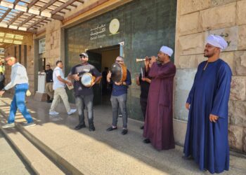 بالمزمار والورود.. الأقصر تحتفل بيوم السياحة العالمي وسط تراقص السائحين في الكرنك