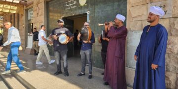 بالمزمار والورود.. الأقصر تحتفل بيوم السياحة العالمي وسط تراقص السائحين في الكرنك