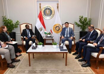 المهندس خالد هاشم وزير الصناعة وجانب من اللقاء