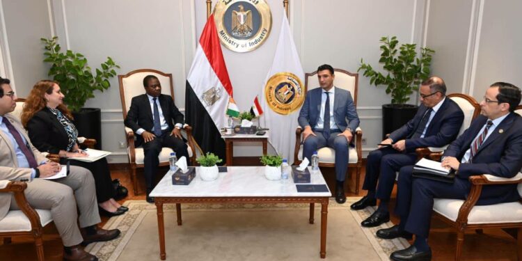 المهندس خالد هاشم وزير الصناعة وجانب من اللقاء