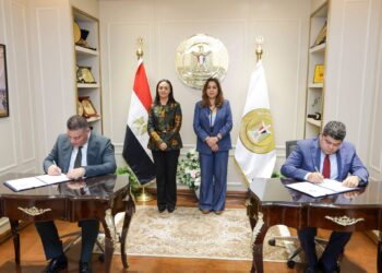 وزيرا التنمية المحلية والتضامن وجانب من توقيع الشراكة