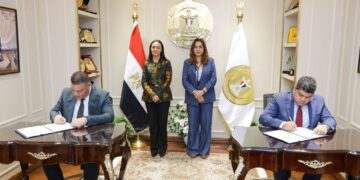 وزيرا التنمية المحلية والتضامن وجانب من توقيع الشراكة