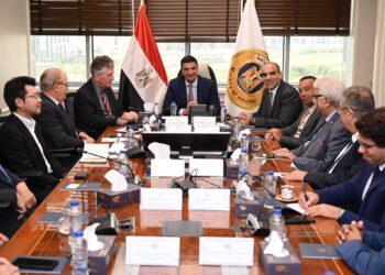 المهندس خالد هاشم وزير الصناعة وجانب من اللقاء