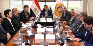 المهندس خالد هاشم وزير الصناعة وجانب من اللقاء