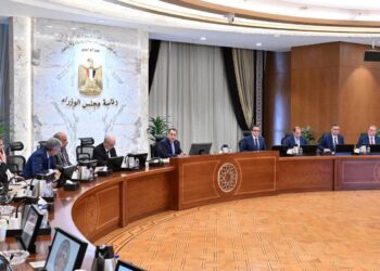 رئيس مجلس الوزراء وجانب من الاجتماع