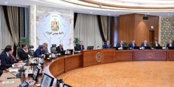 رئيس مجلس الوزراء وجانب من الاجتماع
