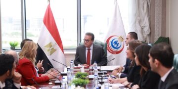 الدكتور خالد عبد الغفار وزير الصحة والسكان وجانب من الاجتماع