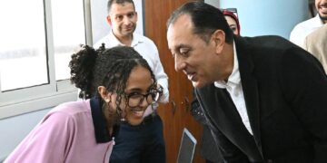 رئيس الوزراء يتحدث مع الطالبات