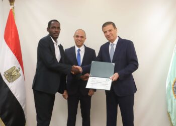 وزير الزراعة وجانب من تسليم الشهادات