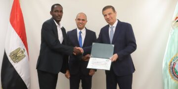 وزير الزراعة وجانب من تسليم الشهادات