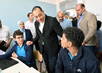رئيس الوزراء يحاور الطلاب