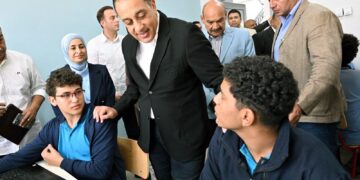رئيس الوزراء يحاور الطلاب