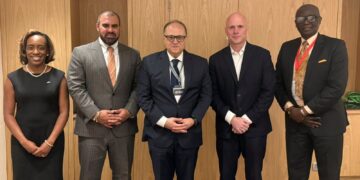 الدكتور علي الغمراوي رئيس هيئة الدواء المصرية على هامش الاجتماع