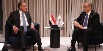 الدكتور بدر عبد العاطى وزير الخارجية وجانب من اللقاء