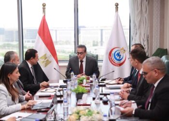 وزير الصحة وجانب من الاجتماع