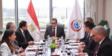 وزير الصحة وجانب من الاجتماع