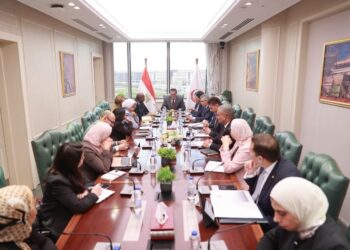 وزير الصحة وجانب من الاجتماع