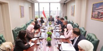 وزير الصحة وجانب من الاجتماع