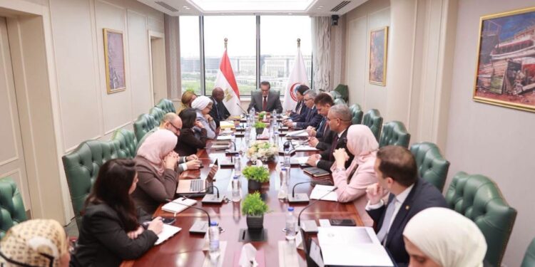 وزير الصحة وجانب من الاجتماع