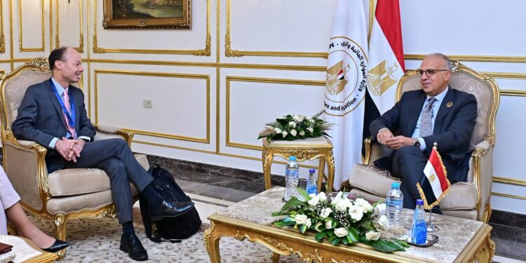 وزير الرى وجانب من اللقاء