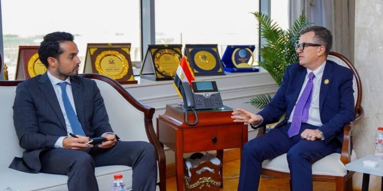 الدكتور أحمد رستم وزير التخطيط وجانب من اللقاء