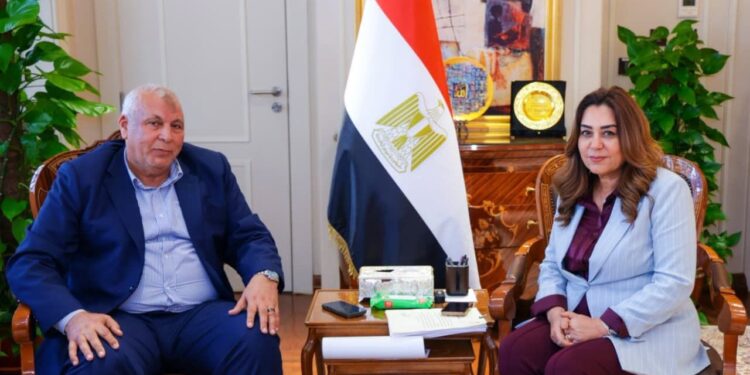 الدكتورة منال عوض وزيرة التنمية المحلية والبيئة ومحافظ مطروح