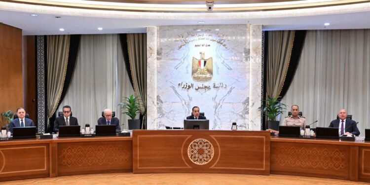 الدكتور مصطفى مدبولى وجانب من اجتماع الحكومة