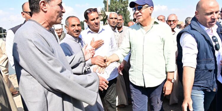وزير الري يستمع لشكاوى المواطنين