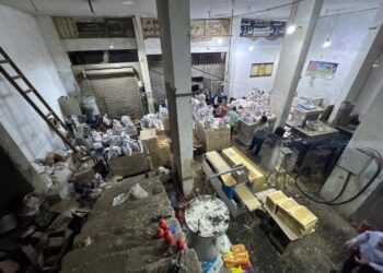 «لونا» على عبوات مجهولة.. ضبط مصنع بطنطا يفتح ملف شبهة انتحال العلامة التجارية لـ«لونا كير»