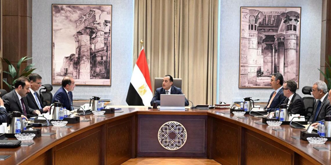 رئيس الوزراء وجانب من الاجتماع